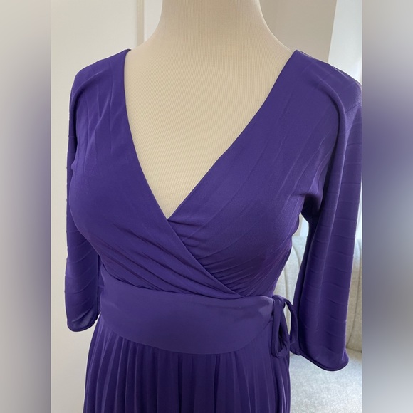 BCBGMaxAzria V neck pleated midi dress purple - Picture 3 of 12